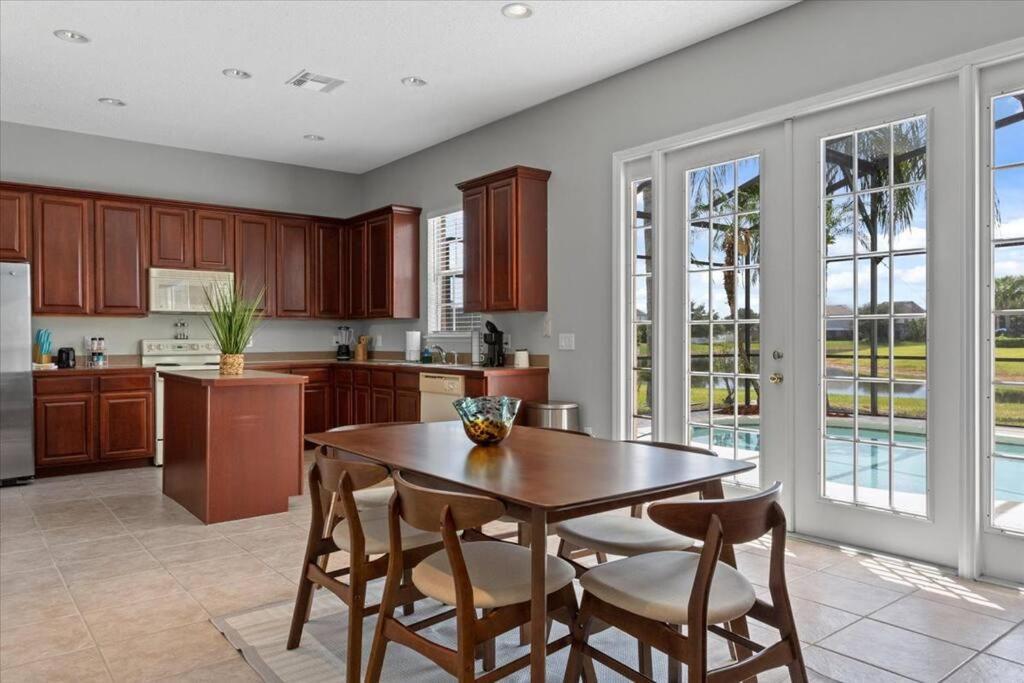 Long Stays! Lakefront - Gated Pool Home Orlando Eksteriør billede