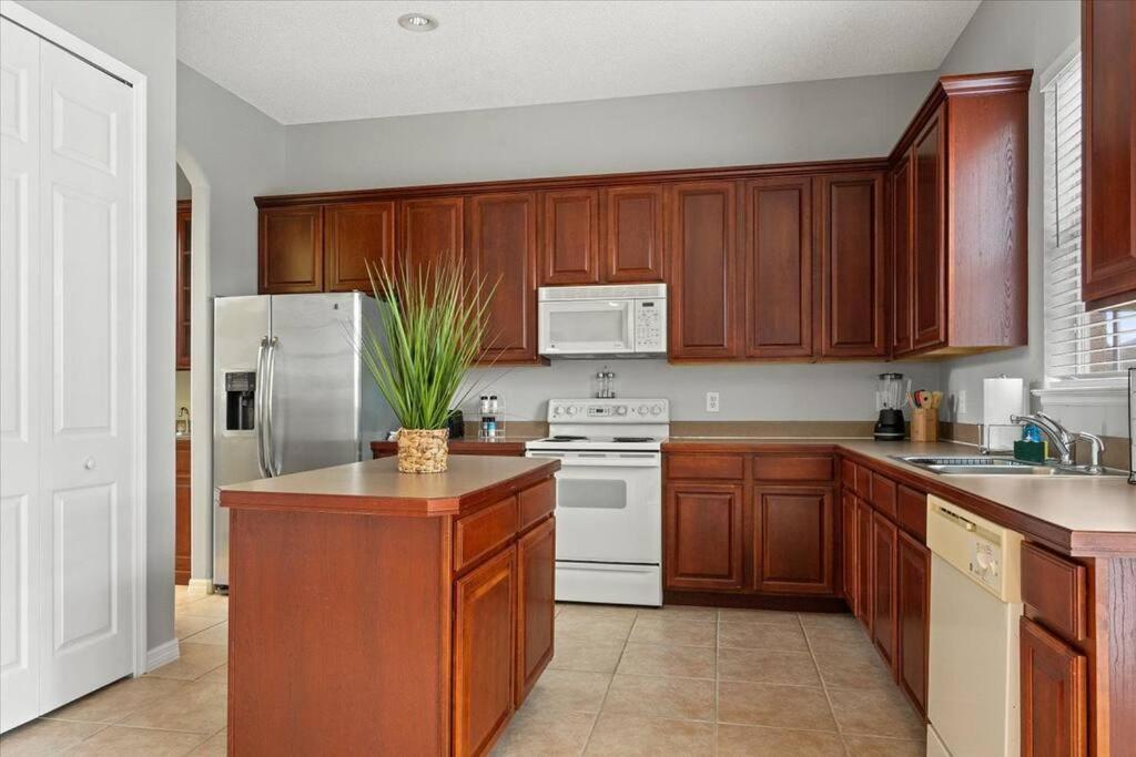 Long Stays! Lakefront - Gated Pool Home Orlando Eksteriør billede