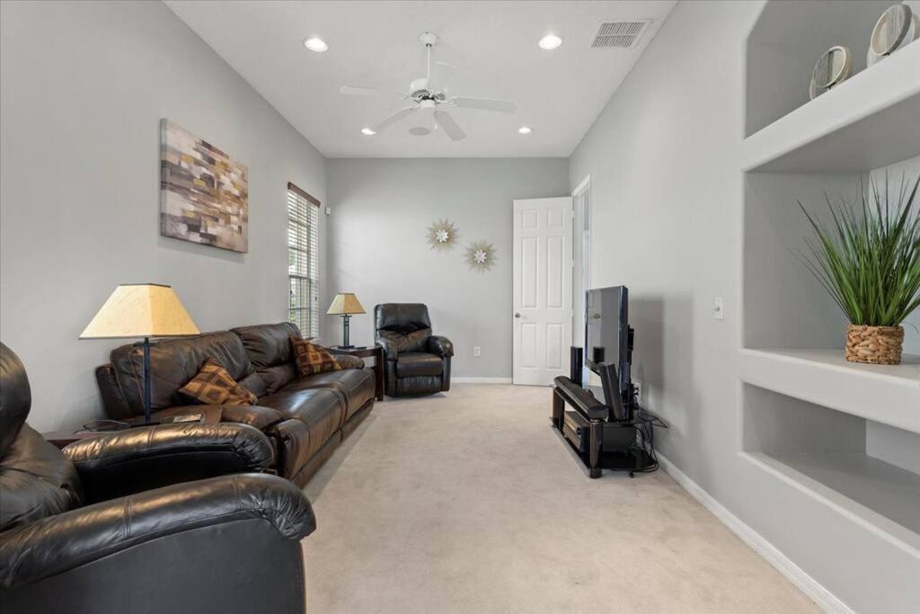 Long Stays! Lakefront - Gated Pool Home Orlando Eksteriør billede