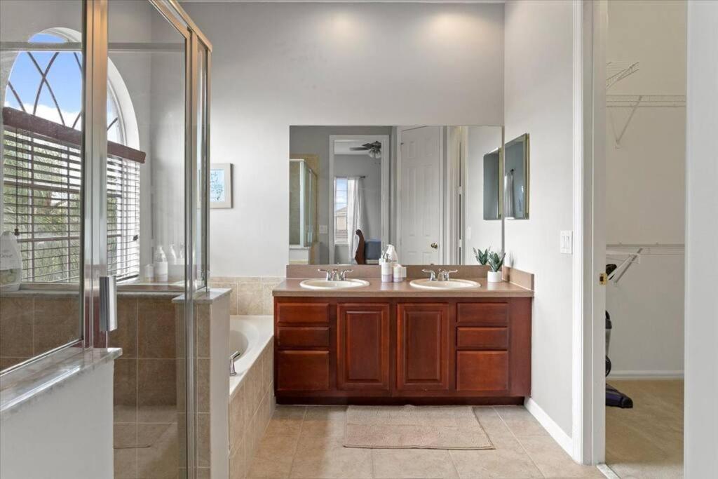 Long Stays! Lakefront - Gated Pool Home Orlando Eksteriør billede