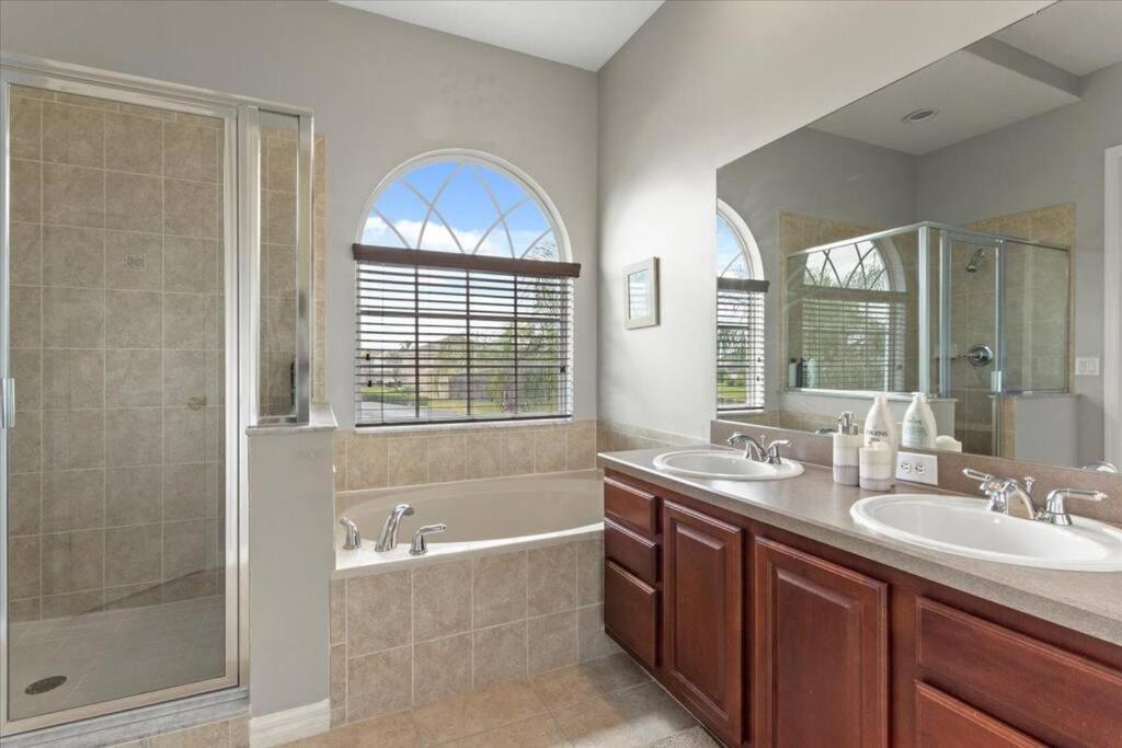 Long Stays! Lakefront - Gated Pool Home Orlando Eksteriør billede